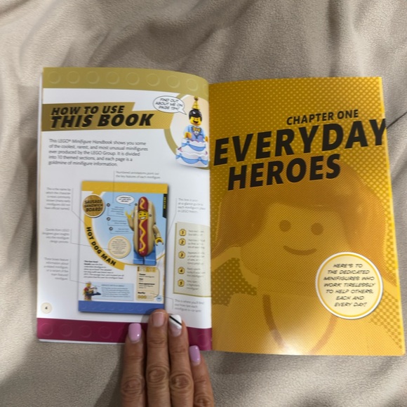 LEGO Minifigure Handbook - Orange and Red Cover used in great condition - Picture 13 of 14